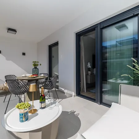 Amores Luxury By Belmont Realty *