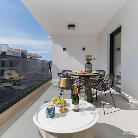 Amores Luxury By Belmont Realty