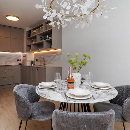 Amores Luxury By Belmont Realty *